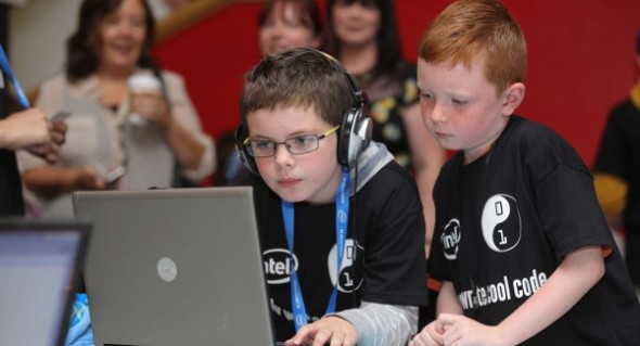 Niños aprenden programación web durante un evento. / G.T. 