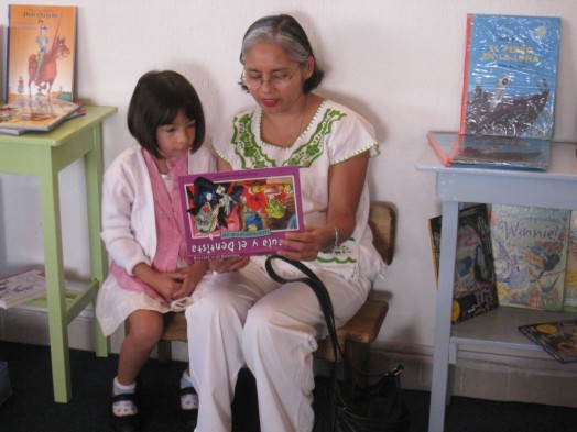 Actividad de animación a la lectura con niños en la librería Cantarina Marina. / GT. 